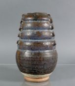 Vase (China)runder, sich nach oben verjüngender Korpus mit mehrfach leicht gewulsteter Wandung und