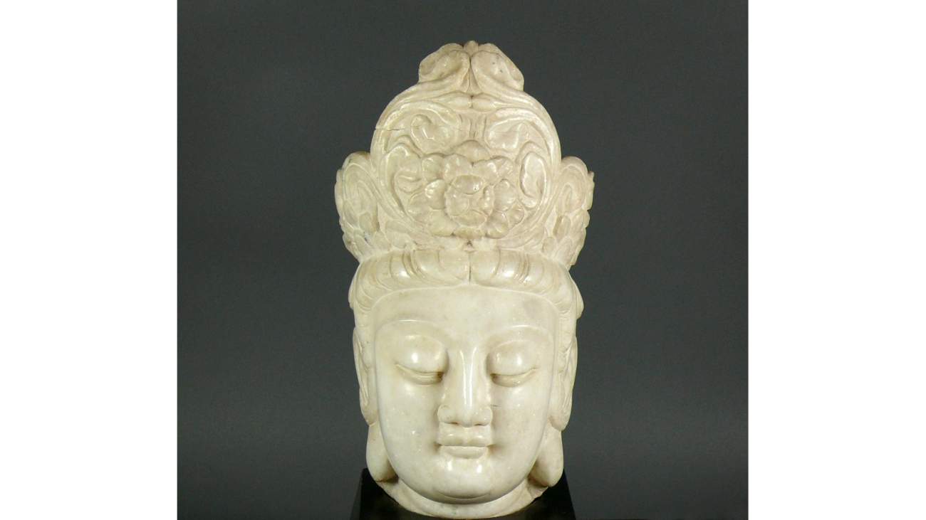 Buddhakopf (Südostasien)Marmor; Kopfschmuck mit floralem Dekor; oberer Teil davon abgebrochen, - Image 2 of 6