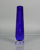 Vase (Murano)obeliskförmig geschliffen; farbloses Glas mit blauem Unterfang; H: 21 cm