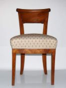 Biedermeier-Stuhl (um 1840)Nussbaum massiv; leicht nach aussen gebogene Beine konisch zulaufend;