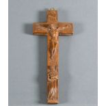 Reliquien-Kreuz (19.Jh.)Holz geschnitzt; Rückseite aufschiebbar mit Reliquien div. Heiliger; H: 17,5