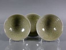 3 Reisschalen (China)Seladon-Glasur mit Blütendekor; H: je 5 cm; D: je 12 cm