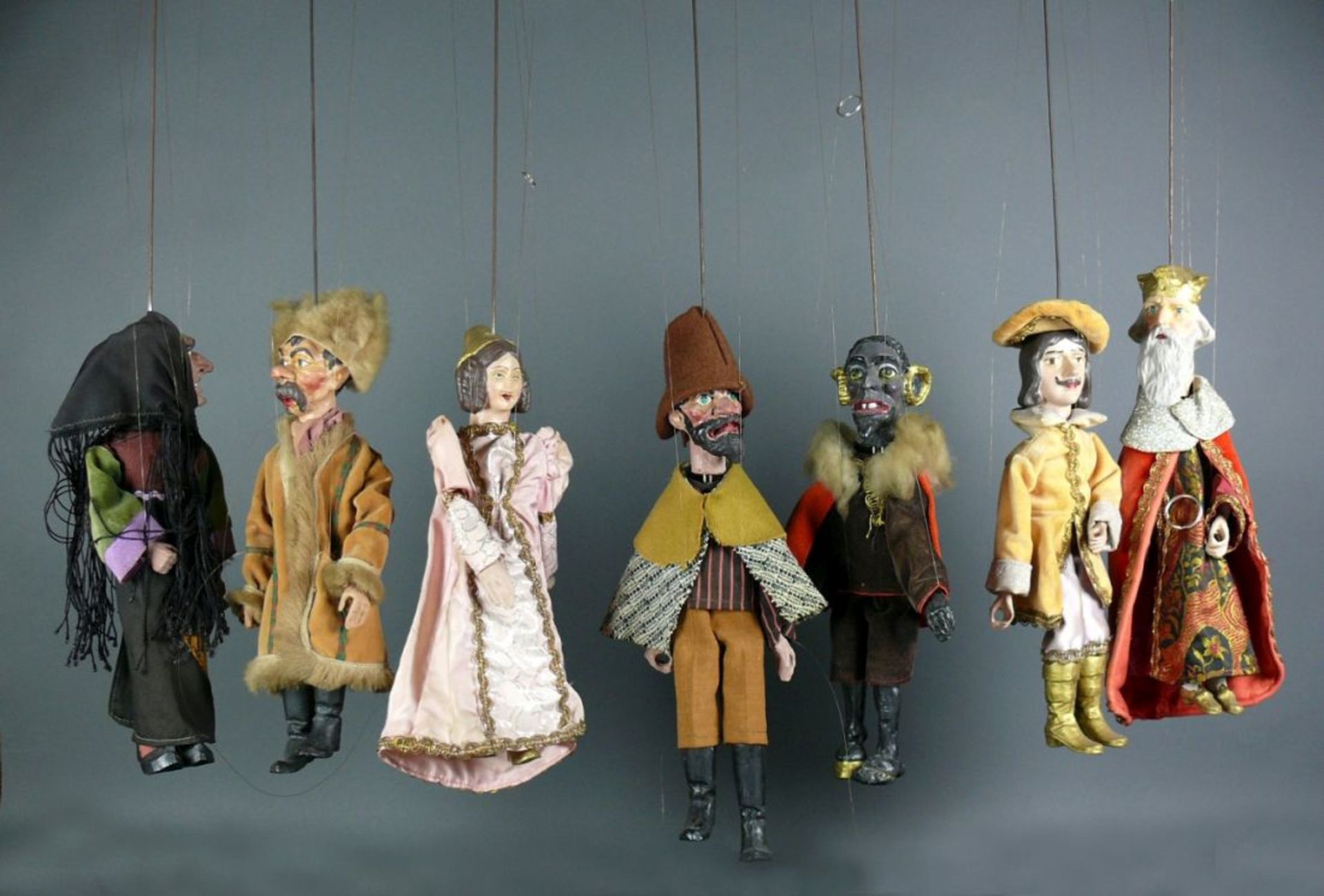Marionetten-Theater (wohl Böhmen, 1.H.20.Jh.)7 verschiedene Figuren mit bemalten Köpfen und Beine;