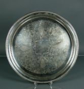 Tablettvers.; rund, D: 33 cm; durchbrochener Rand; schräg gestellte Fahne mit Perldekor; im