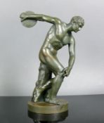 Diskuswerfer (19./20.Jh.)Bronze, dunkelgrün patiniert; auf rundem Sockel; in bewegter Haltung; H:
