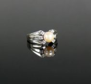 Damenring14ct WG; besetzt mit 1 Perle u. 6 kleinen Diamanten; Ringgr. 53; 5,6g