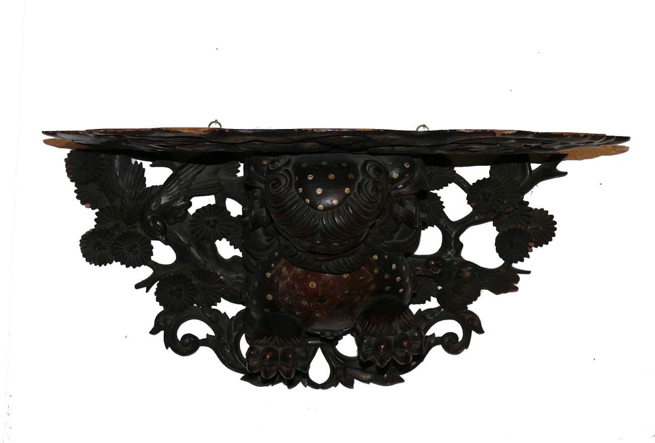 Wandkonsole (China, 19.Jh.)Holz geschnitzt mit Blüten- und Vogeldekor; Platte gestützt durch