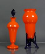 Vase und Karaffejeweils orange gefärbtes Glas mit dunkelblauem Stand bze. Stopfen; H: je 21,5 cm