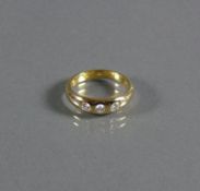 Diamant-Damenring18ct GG; mit 3 eingelassenen Diamanten von zus. ca. 0,40ct; ca. VS-SI; ; Ringgr.