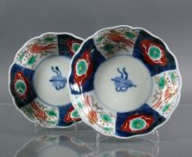 Paar Schalen (China, Qing)runde Form mit hochgezogener Wandung und gewelltem Rand; mehrfarbiger