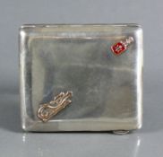 Zigaretten-Etui (Russland, 1908-1917)Silber 84 Zolotniki; Deckel mit Emailverzierung in Rot und