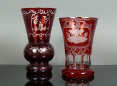 Fußbecher und Vase (19./20.Jh.)jeweils rote Lasur; mit geschnittenem Floraldekor; Fußbecher aus