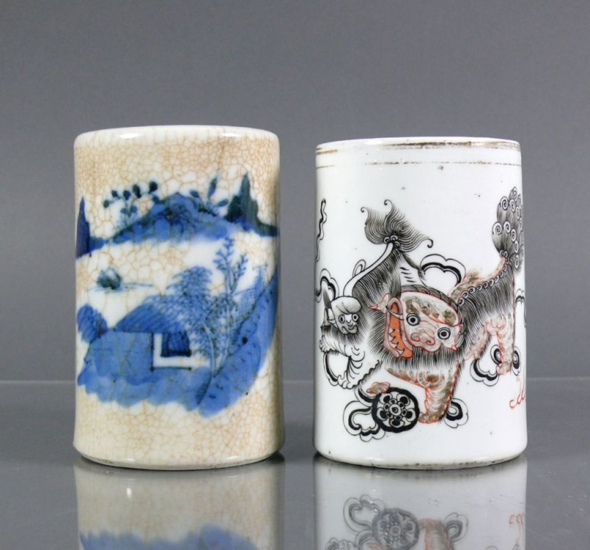 2 Pinselbecher (China)Keramik; jeweils zyl. Korpus; blauer Landschaftsdekor bzw. Drachendekor in