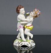 Putto-Paar (Ludwigsburg, 20.Jh.)sich umarmend; auf naturalistischem Sockel; farbig staffiert; H: