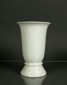 Vase (Rosenthal)Weißporzellan; auf rundem Stand zyl. Korpus zum Rand hin sich weitend; H: 14,5 cm;