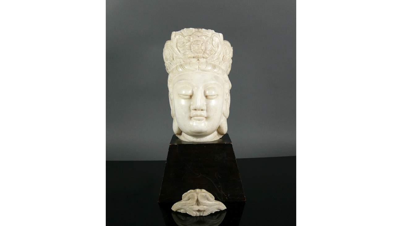 Buddhakopf (Südostasien)Marmor; Kopfschmuck mit floralem Dekor; oberer Teil davon abgebrochen, - Image 6 of 6