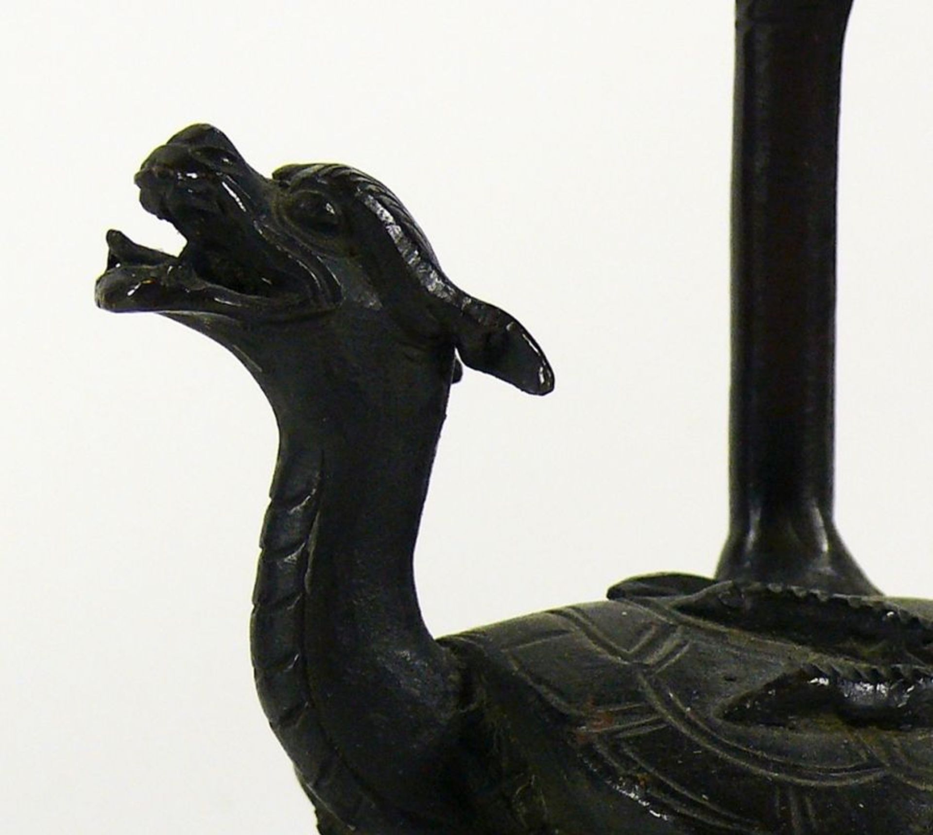 Paar Kerzenleuchter (Qing)Bronze, dunkel patiniert; jeweils 1 Kranich, welcher im Schnabel einen - Bild 2 aus 6