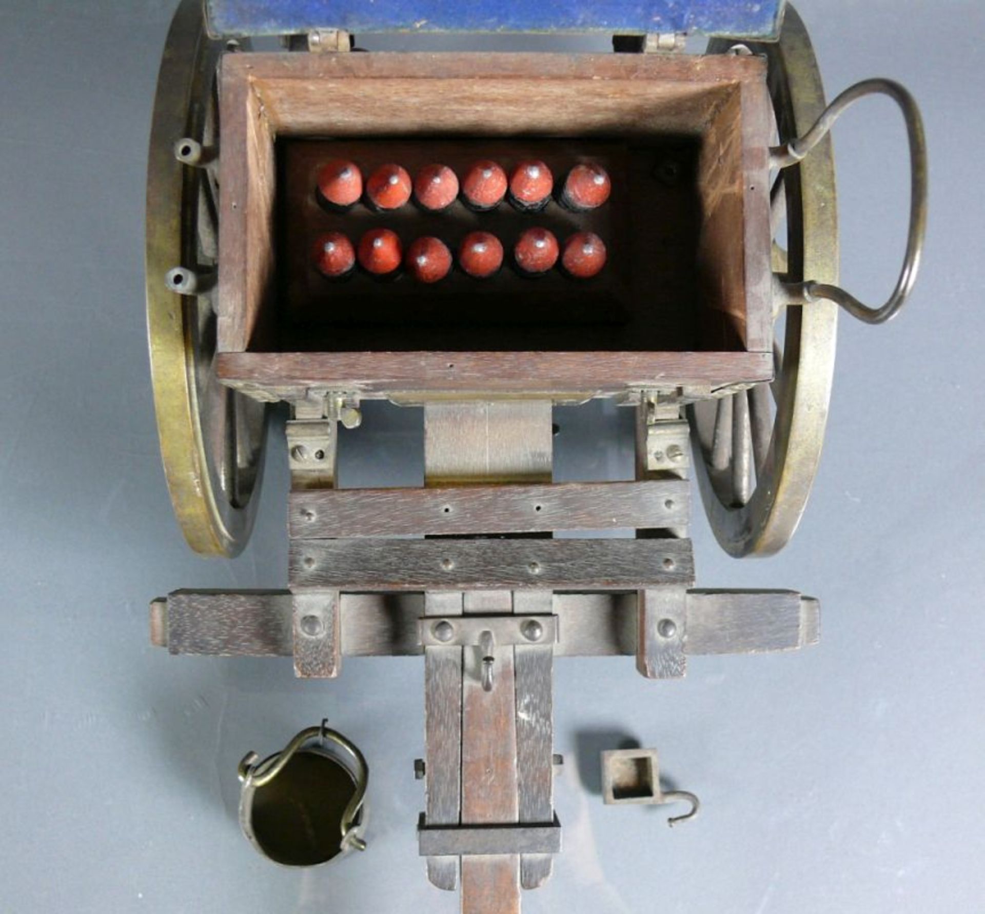 Modell-Kanone (2.H.19.Jh.)Eisen/Bronze; auf Kanonenlauf sign.: Pedro Rivetti, darüber ziseliertes, - Bild 11 aus 12