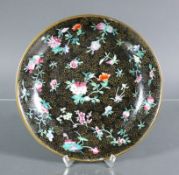 Teller (China)Porzellan; auf schwarzem Grund farbiger Blüten-Emaildekor; D: 23 cm; Bodenunterseite