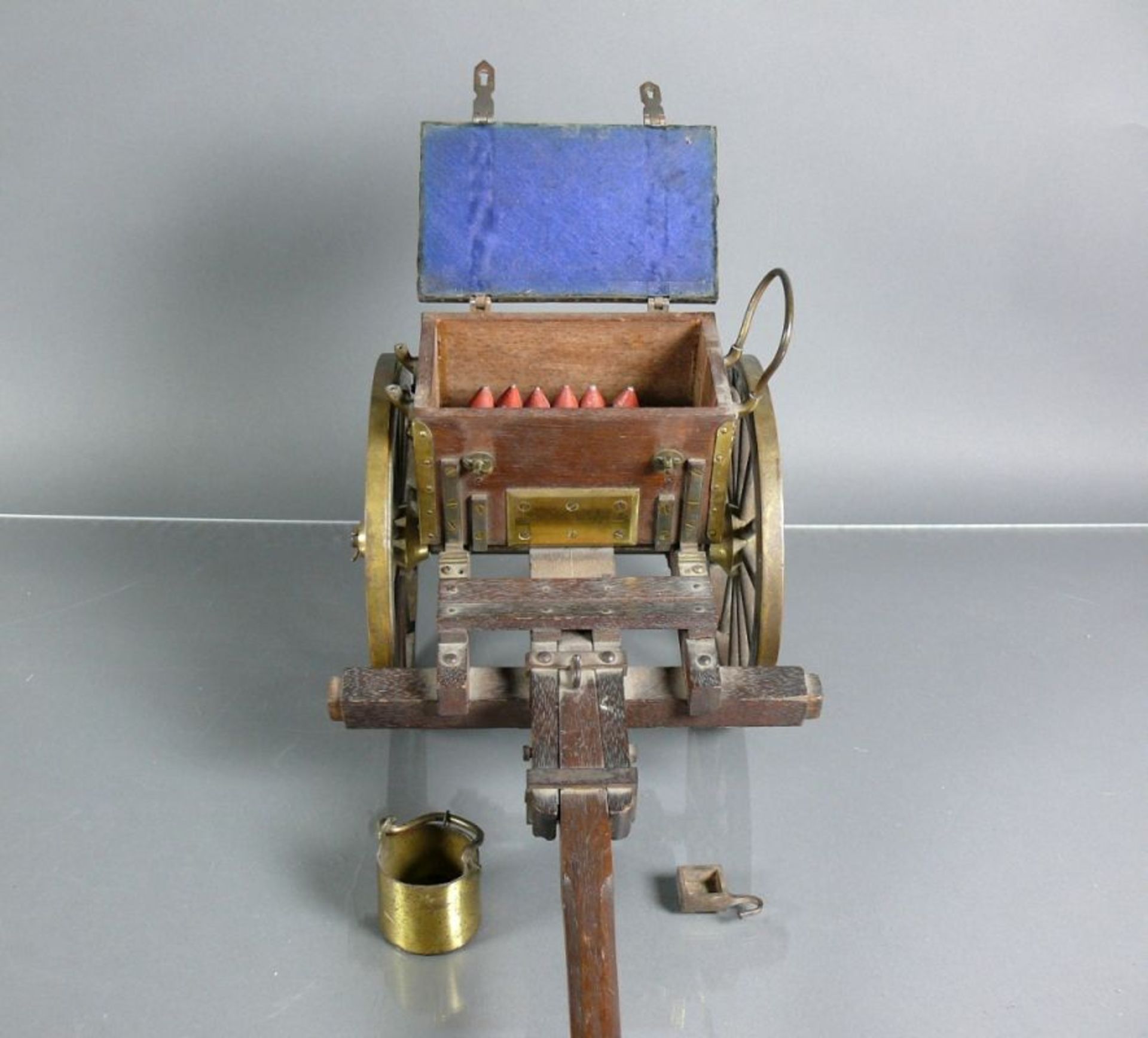Modell-Kanone (2.H.19.Jh.)Eisen/Bronze; auf Kanonenlauf sign.: Pedro Rivetti, darüber ziseliertes, - Bild 10 aus 12