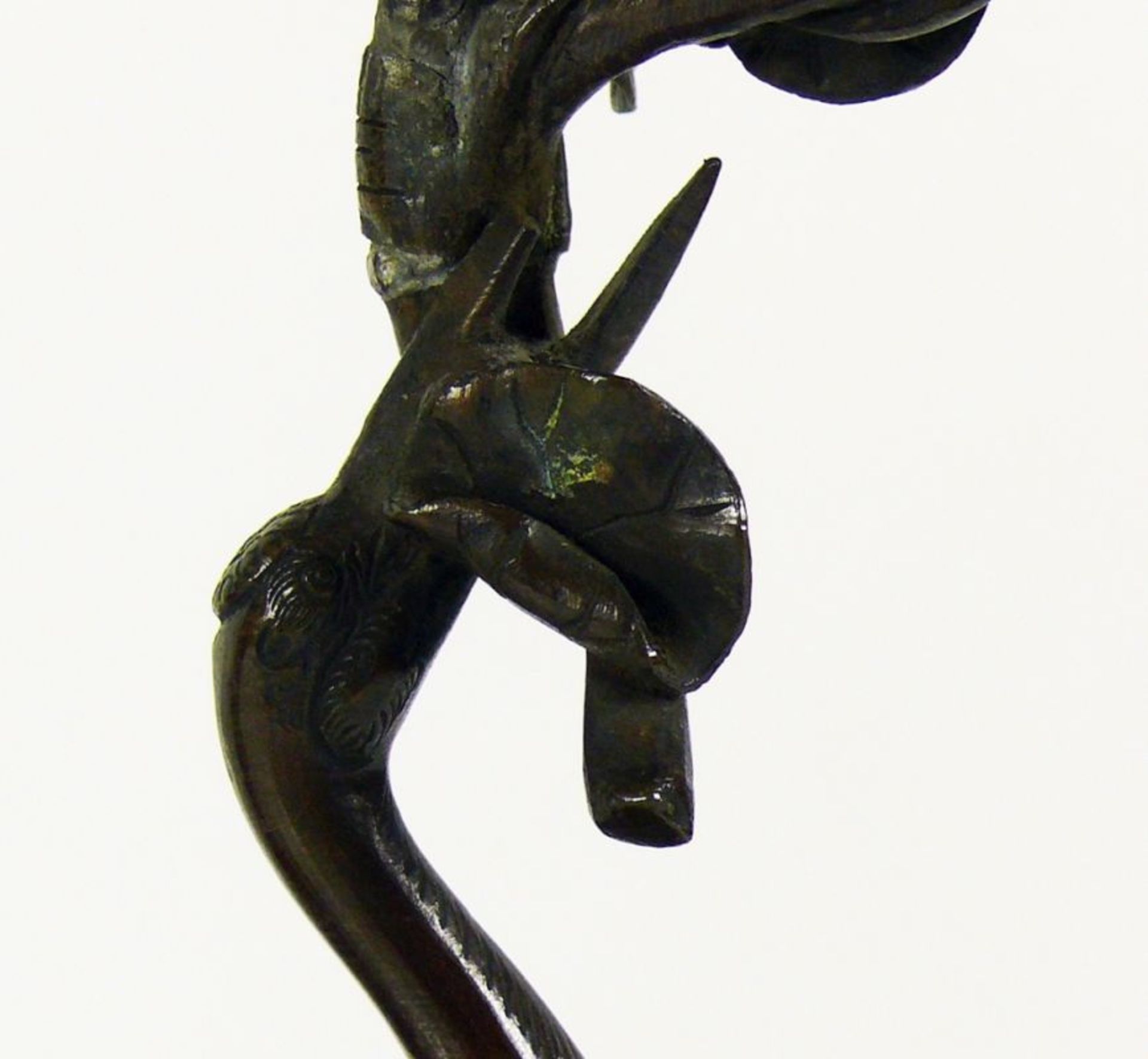 Paar Kerzenleuchter (Qing)Bronze, dunkel patiniert; jeweils 1 Kranich, welcher im Schnabel einen - Bild 3 aus 6