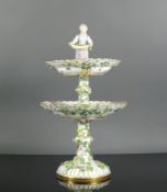 Etagere mit Blumenmädchen (Meissen, um 1900)auf rundem Stand; 2 Schalen golddekoriert und