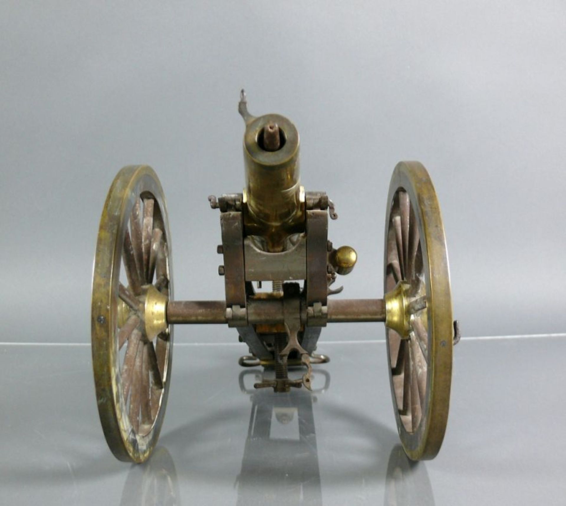 Modell-Kanone (2.H.19.Jh.)Eisen/Bronze; auf Kanonenlauf sign.: Pedro Rivetti, darüber ziseliertes, - Bild 6 aus 12