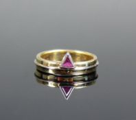 Damenring14ct GG; besetzt mit kleinem Rubin in Dreieckform; Ringgr. 50; 5g