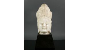 Buddhakopf (Südostasien)Marmor; Kopfschmuck mit floralem Dekor; oberer Teil davon abgebrochen,