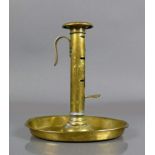 Kerzenleuchter (19.Jh.)Messing; auf ovalem Stand; mit Kerzenschieber; H: 19 cm