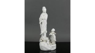 Porzellan-Figurengruppe (China)auf blütenverziertem Sockel stehende Frau; neben ihr flehender