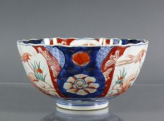 Schale (China, Qing)runde Form mit steil gezogener Wandung; blau/roter Dekor mit Blüten und Vögel;