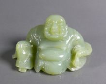 BuddhaJade; sitzende Stellung; lächelnder Gesichtsausdruck; 6 x 12 x 7 cm