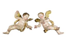 Paar geflügelte Putti (1.H.18.Jh.)in schwebender Stellung; farbig gefasst mit leichten Schäden;