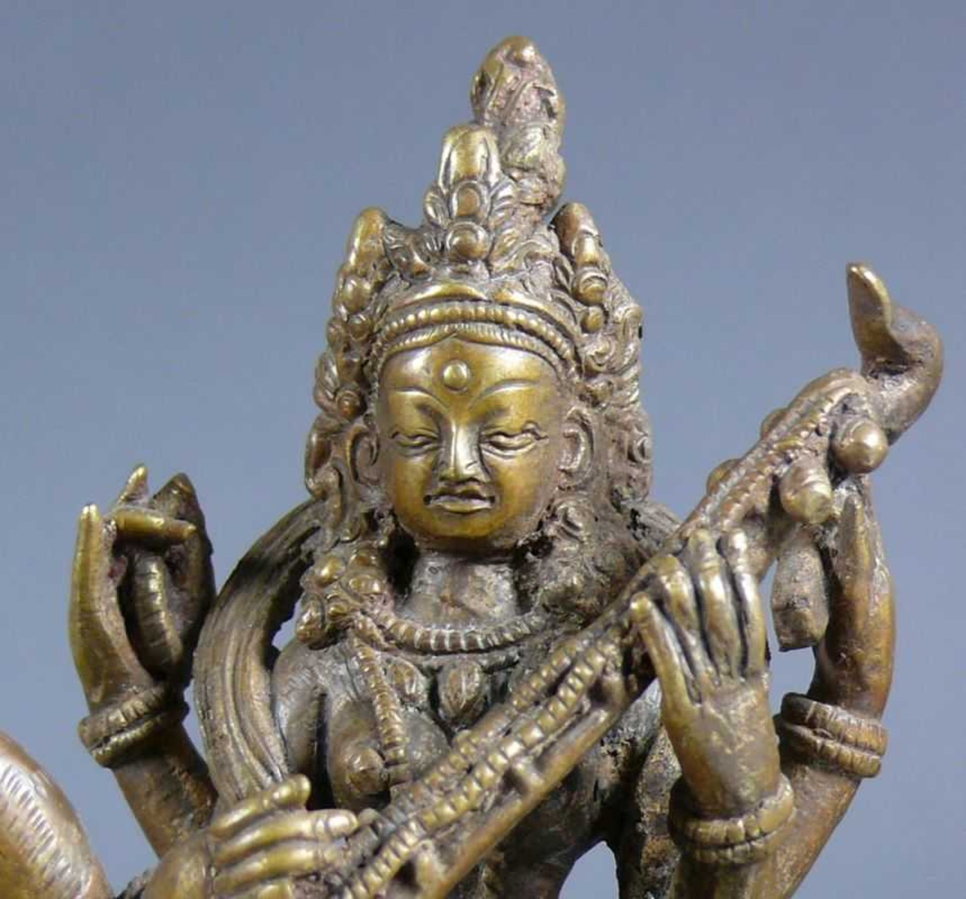 Göttin auf Vogel (Südostasien) sitzend; mit Musikinstrument in den Händen; auf Sockel; Bronze; H: - Bild 2 aus 5