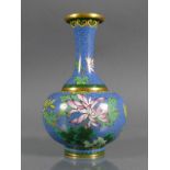 Cloisonné-Vase gebauchter Korpus mit tailliert gestecktem Hals; auf blauem Grund farbiger Blüten-