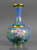 Cloisonné-Vase gebauchter Korpus mit tailliert gestecktem Hals; auf blauem Grund farbiger Blüten-