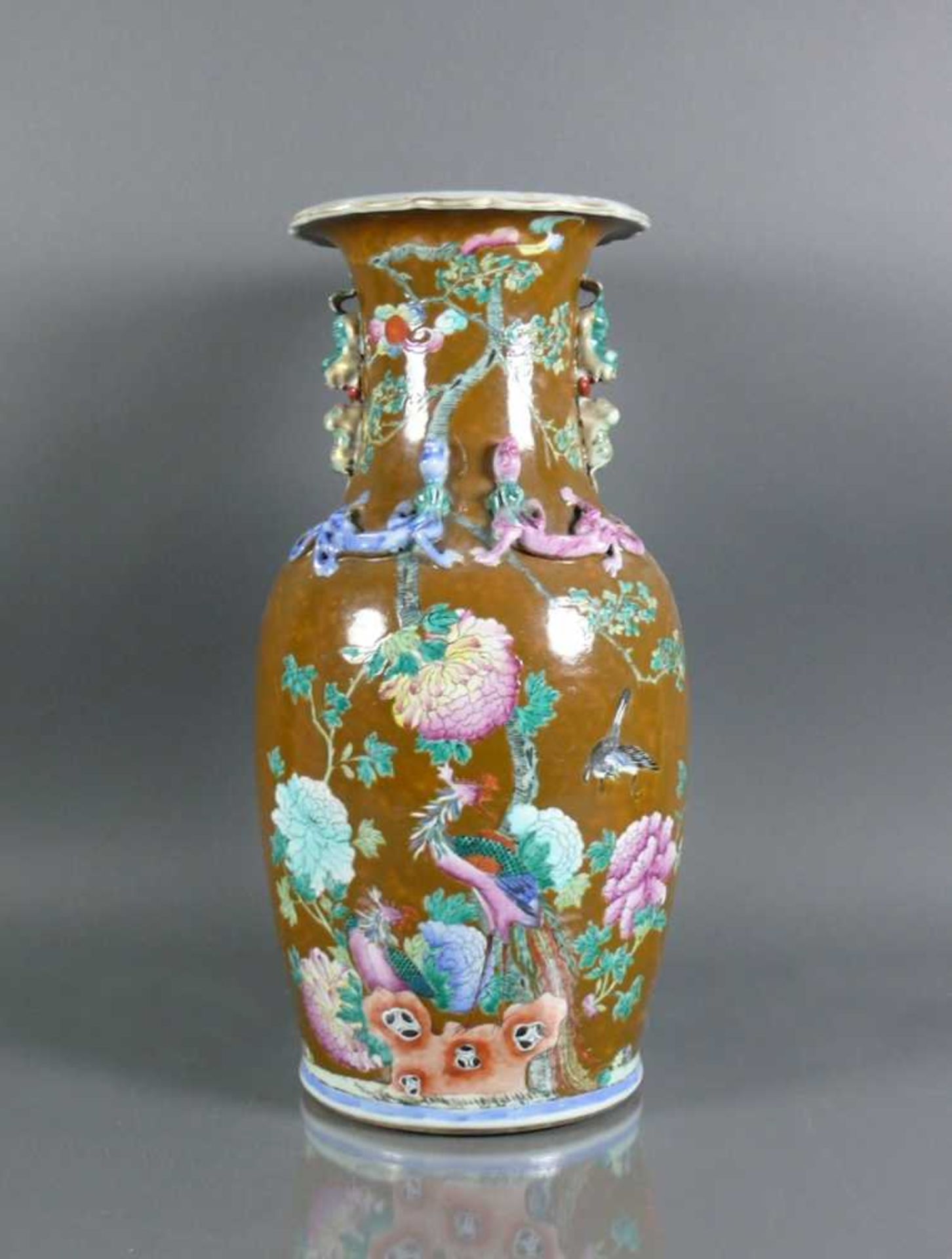 Vase (China, Qing, 19.Jh.) leicht gebauchter Korpus mit eingezogenem Hals und ausgestellten Rand;