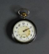 Taschenuhr (um 1920) Lepine; Gehäuse und Staubdeckel in Silber 800; Außen in Niello-Technik; auf