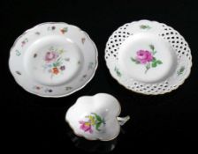 3 div. Porzellanteile (Meissen, 1900-1950) 2 Teller, 1x Blütendekor, 1x Rote Rose mit durchbrochener