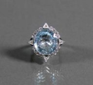 Damenring (ca. 1960) 18ct WG; besetzt mit großem Aquamarin; umrahmt von 16 Brillanten mit zus. ca.