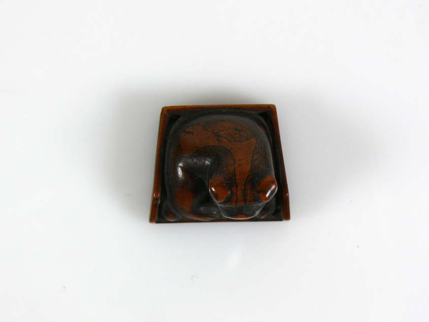 Netsuke "Hund in Schublade liegend"; 2 x 3 x 3,3 cm - Image 6 of 6