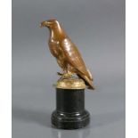 Raubvogel Bronze; auf Steinsockel sitzend; goldfarben patiniert; H: mit Sockel 20,5 cm