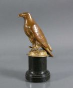 Raubvogel Bronze; auf Steinsockel sitzend; goldfarben patiniert; H: mit Sockel 20,5 cm
