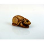 Netsuke "Ratte"; liegend; signiert; H: 2 cm; L: 3,5 cm