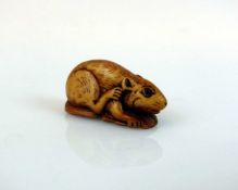 Netsuke "Ratte"; liegend; signiert; H: 2 cm; L: 3,5 cm