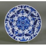 Platte (18.Jh., Delft?) rund, D: 35 cm; blauer Blütendekor;