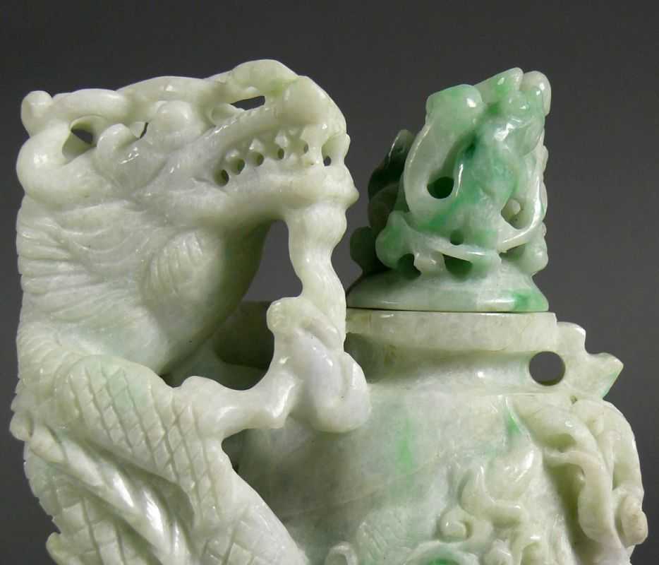 Deckelgefäß mit Drache (China, 20.Jh.) Jade; mit floralem, durchbrochenem Dekor; passiger Deckel; H: - Image 5 of 8