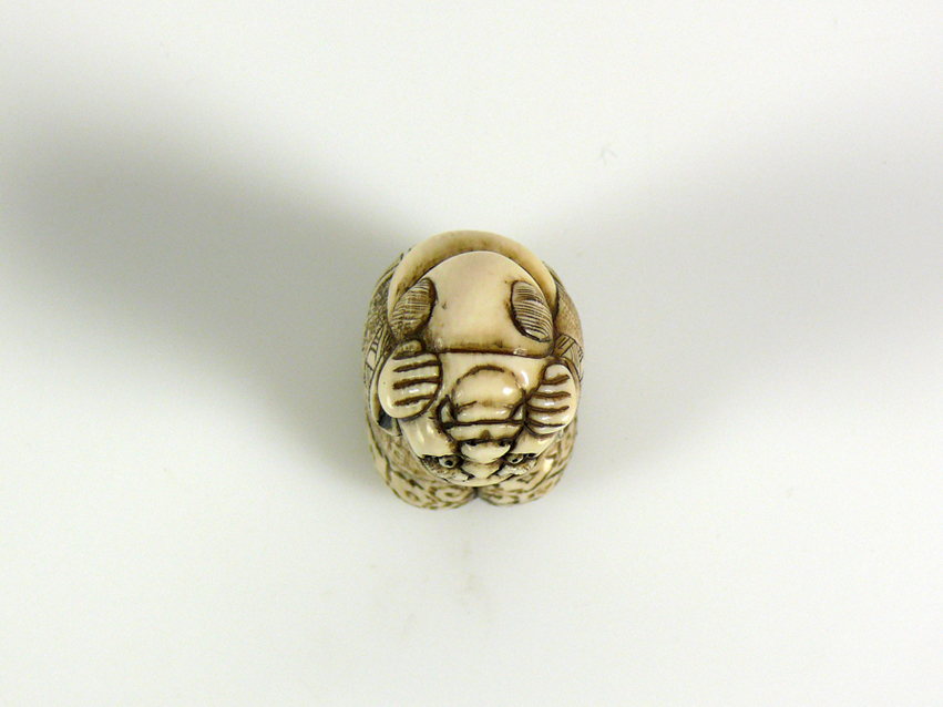 Netsuke "Kniende Gestalt" die Hände am Kopf haltend; tlw. dunkel gefärbt; signiert; H: 4,5 cm - Image 6 of 6