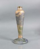 Gallé-Vase (um 1904-14) Keulenform mit eingezogenem Hals; auf rundem Stand; signiert mit Stern;